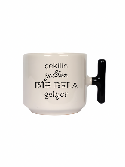Çekilin Yoldan Bir Bela Geliyor Latte Fincanı- Hediye Seramik Kupa